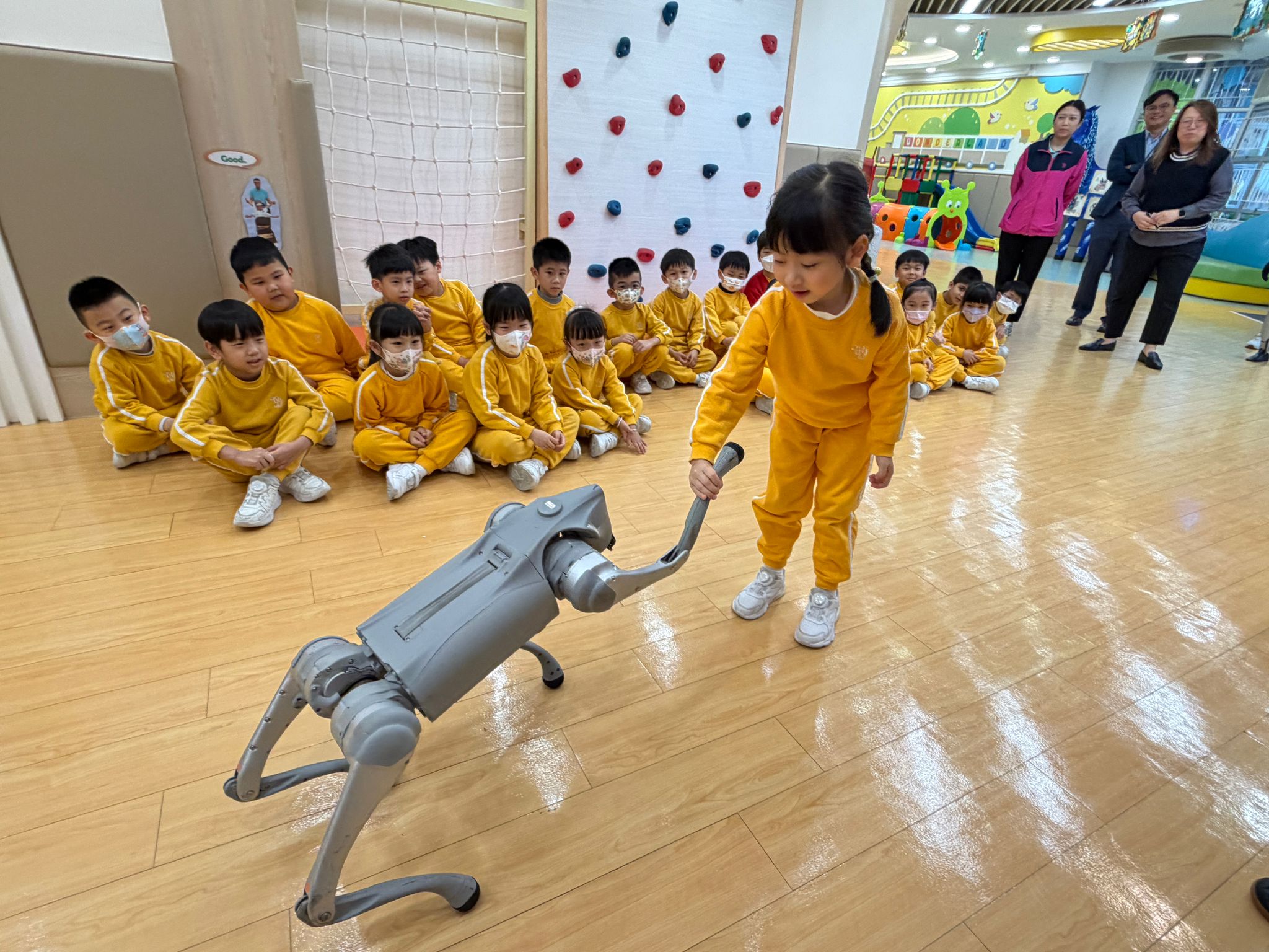 圓玄學院陳國超興德小學 · 機械人及機械狗到訪校園