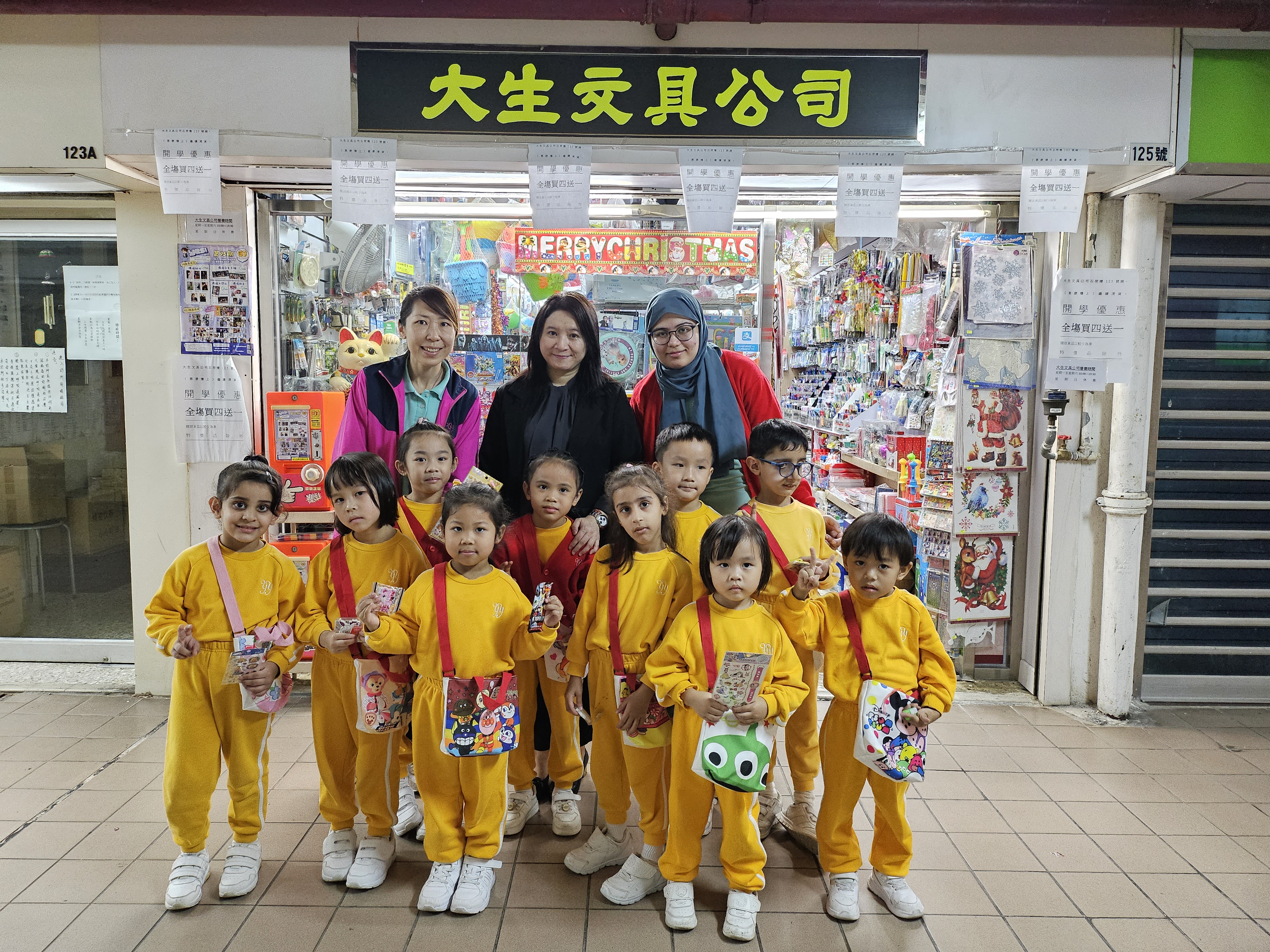 參觀「石圍角邨文具店」