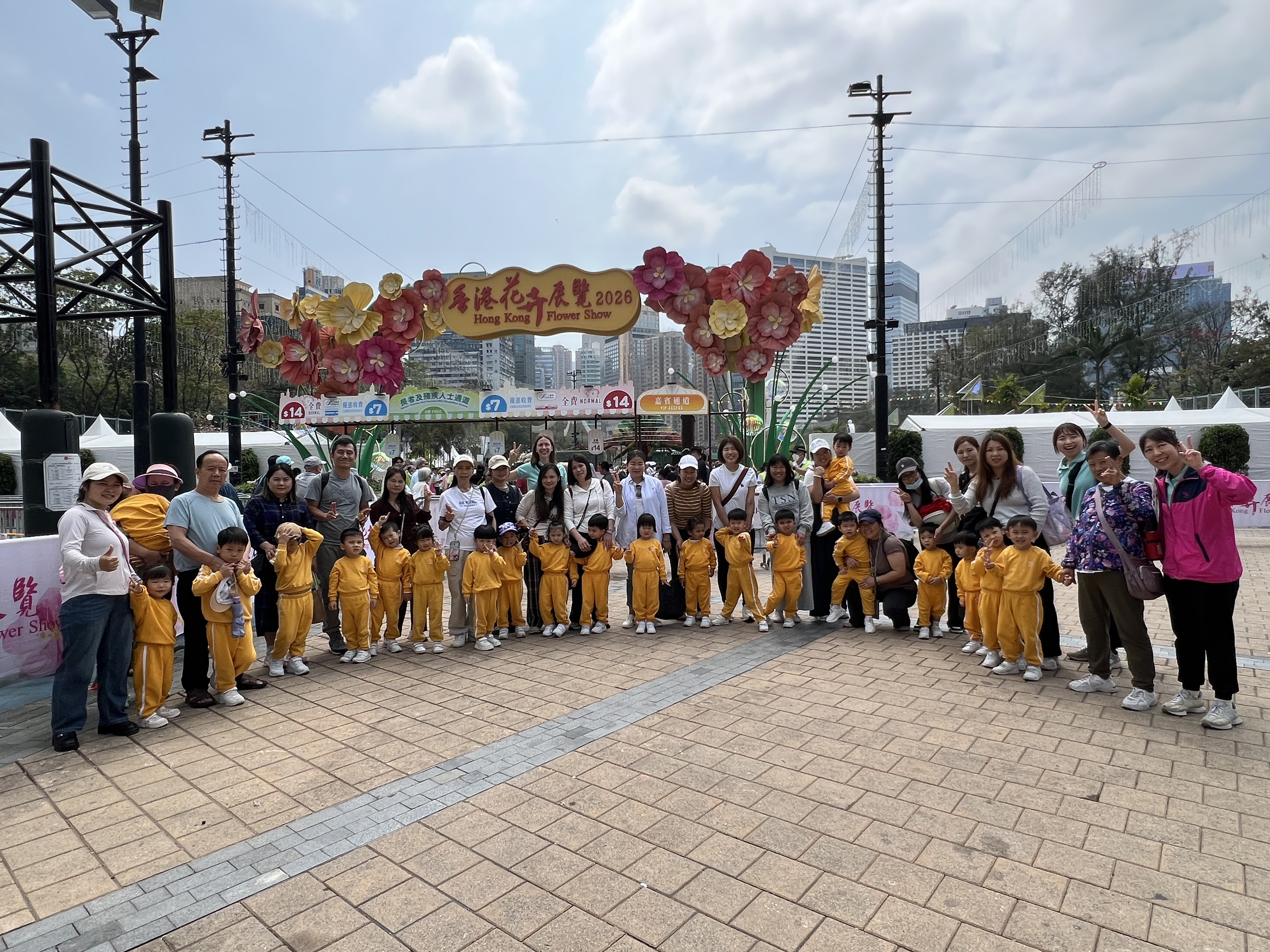 親子參觀香港花卉展覽